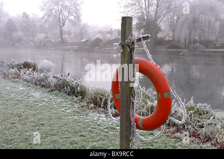 Lifebelt dal fiume Avon in inverno, Warwick, Regno Unito Foto Stock