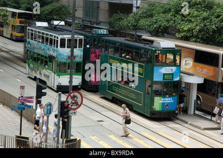 Double Decker tram che passa ogni altro in strada, Isola di Hong Kong, Hong Kong, Cina. Foto Stock