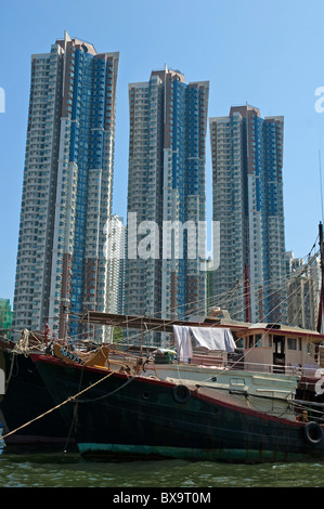 Grattacieli che si eleva al di sopra del vecchio porto dei pescatori di Aberdeen, Isola di Hong Kong, Hong Kong, Cina. Foto Stock