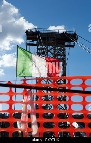 Moderno edificio a ponte la costruzione di architettura a Roma Italia Foto Stock