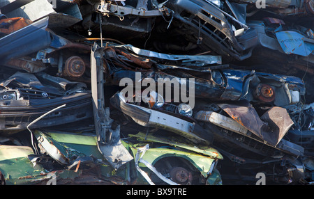 Primo piano di un mucchio di automobili in cantiere in attesa di riciclaggio , Finlandia Foto Stock