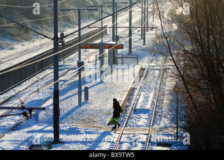 Passeggero solitario arrivando alla fermata del tram di highbury vale bulwell nottingham England Regno Unito Foto Stock