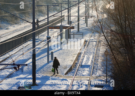 Passeggero solitario arrivando alla fermata del tram di highbury vale bulwell nottingham England Regno Unito Foto Stock