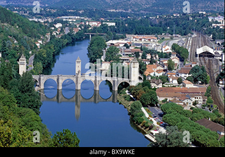 Il Porto Valentre, una nel XIV secolo in pietra fortificata il ponte di arco riflesso nel fiume Lot, Cahors, Lot, Francia. Foto Stock