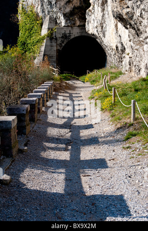 Galleria di roccia sulla strada abbandonati Foto Stock