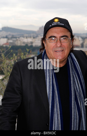 Cantante Italiano Albano Carrisi(solo) e cantante greca YANNIS PLOUTARHOS presente il loro nuovo CD per i media a Hilton hotel con Acropoli dietro di lui. Foto Stock