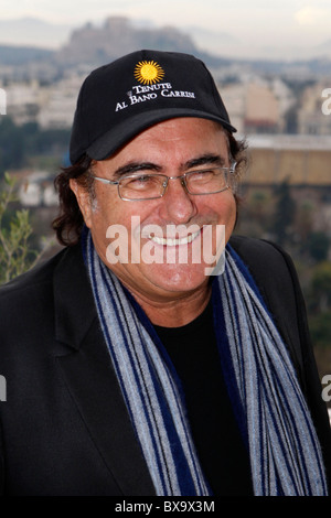 Cantante Italiano Albano Carrisi(solo) e cantante greca YANNIS PLOUTARHOS presente il loro nuovo CD per i media a Hilton hotel con Acropoli in background. Foto Stock