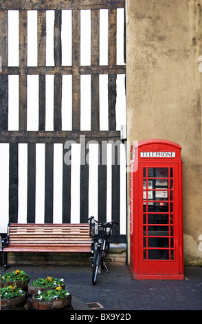Metà-edificio con travi di legno e telefono pubblico nel centro di Stratford-upon-Avon, Warwickshire, Inghilterra, Regno Unito Foto Stock