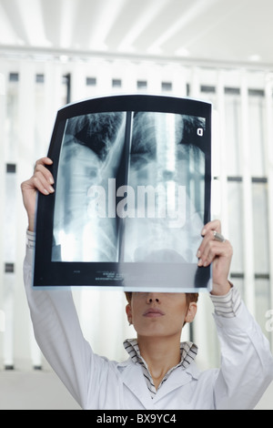 Vista ritagliata della donna caucasica cerchi a raggi x immagine della spina dorsale. Forma verticale, vista frontale Foto Stock