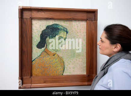 Donna che guarda la pittura Ritratto di una giovane donna di Vincent van Gogh al museo Kroller-Muller nei Paesi Bassi Foto Stock