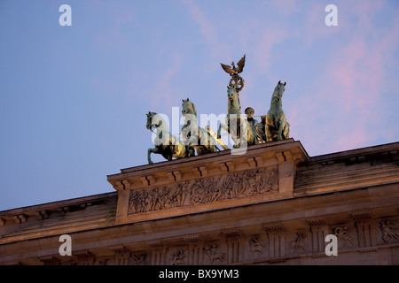 Quadriga in cima alla Porta di Brandeburgo a Berlino al tramonto Foto Stock