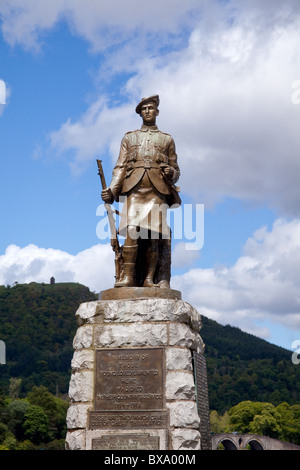 Statua della I Guerra Mondiale soldato nella città di Inverary Foto Stock