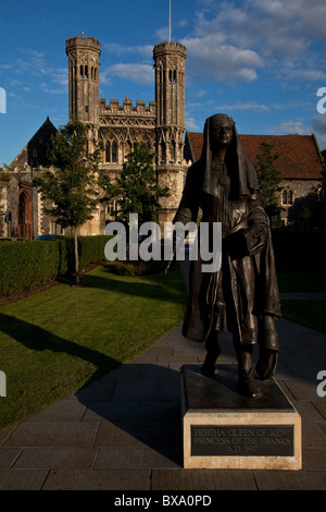 Statua della regina Bertha all'entrata di Kings School in Canterbury Kent England Foto Stock