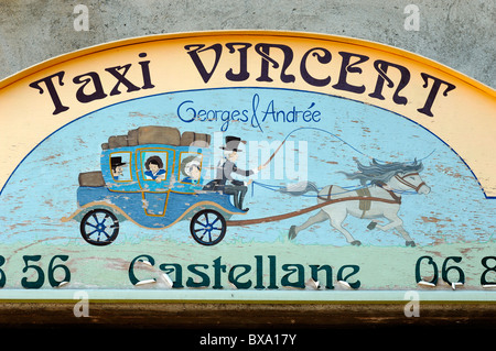 Cartello Painted Taxi o Annuncio che mostra Coach & Horses o Hackney Carriage, Castellane, Alpes-de-Haute-Provence, Provence, Francia Foto Stock