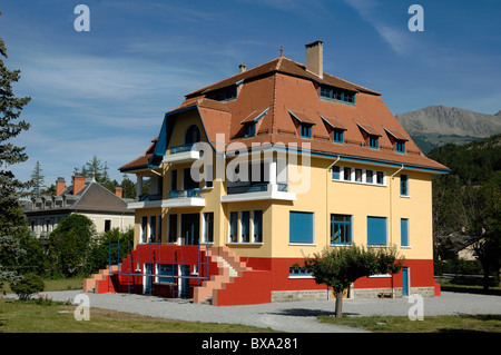 Casa 'Mexican' conosciuta come la Casa Blu o Villa Bleue, un palazzo Art Deco costruito nel 1931, Barcelonnette, Alpes-de-Haute-Provence, Provenza, Francia Foto Stock