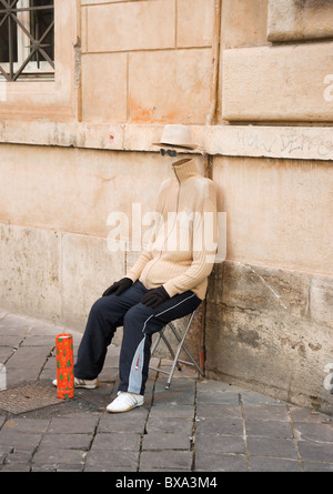 Roma, Pantheon, uomo invisibile street performer Foto Stock