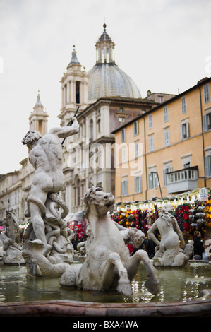 Roma, Piazza Navona, la fontana del Nettuno e mercato di Natale Foto Stock