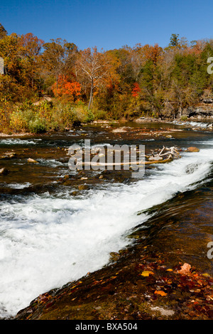 Una cascata lungo un flusso nel Ozarks con la caduta delle foglie il colore nelle zone rurali del Missouri, USA. Foto Stock