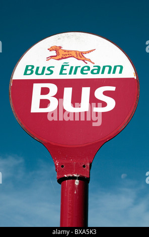 Un Bus Eireann bus stop (e logo) a Cahir, Irlanda (Eire). Foto Stock