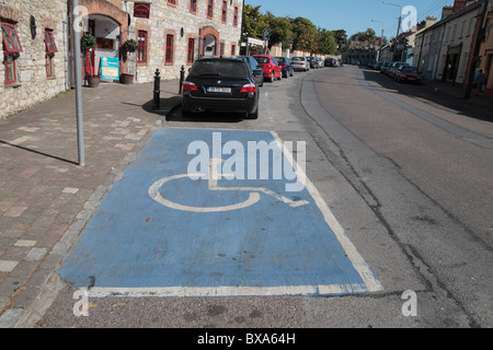 Un disabilitato lato strada parcheggio bay a Cahir, Co Tipperary, Irlanda (Eire). Foto Stock