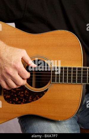 Uomo a suonare la chitarra. Faccia non mostrato. Foto Stock