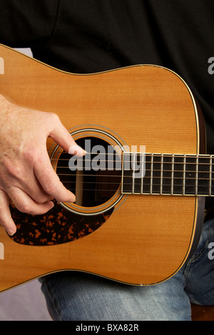 Uomo a suonare la chitarra. Faccia non mostrato. Foto Stock