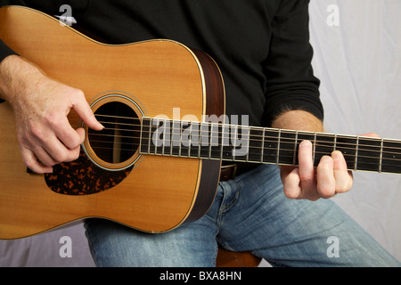 Uomo a suonare la chitarra. Faccia non mostrato. Foto Stock