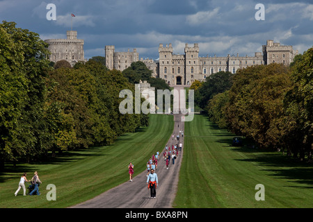 Il Castello di Windsor e visto dal 'lungo piedi', Windsor, Berkshire, Inghilterra Foto Stock