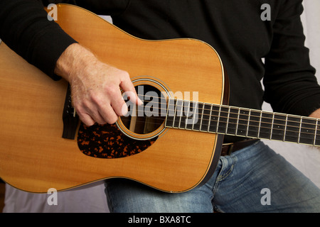 Uomo a suonare la chitarra. Faccia non mostrato. Foto Stock