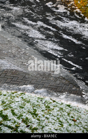 ghiaccio sulla strada privata Foto Stock