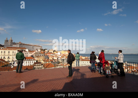 Vista del quartiere Alfama da Largo Portas do Sol, Lisbona, Portogallo. Foto Stock