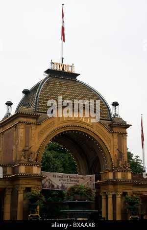 Giardini di Tivoli a Copenaghen è un posto famoso nel centro di Copenhagen. Noto per la grande estate spettacoli e mercatino di Natale Foto Stock