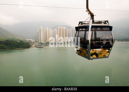 Una macchina di cavo sul suo modo al Big Buddha sull'Isola di Lantau in Hong Kong. Foto Stock