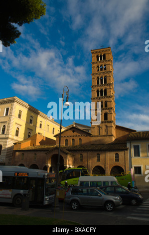 Il traffico di fronte a Santa Maria in Cosmedin chiesa antica Roma Italia Europa Foto Stock