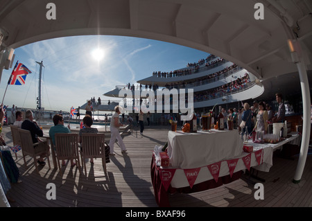 Un obiettivo fisheye fotografia di un grande tema britannico partito sailaway a poppa/stern della P&O nave da crociera "Aurora" Foto Stock