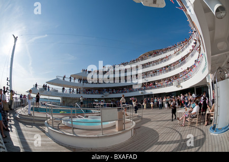 Un obiettivo fisheye fotografia di un grande tema britannico partito sailaway a poppa/stern della P&O nave da crociera "Aurora" Foto Stock