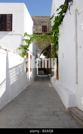 Strada stretta a Lindos , Rodi , Dodecaneso , Grecia Foto Stock