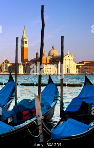 In attesa delle gondole e San Giorgio Maggiore nella luce del tramonto, Venezia Veneto Italia Foto Stock