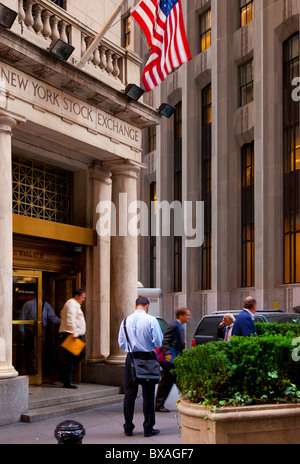 Commercianti di lasciare il New York Stock Exchange dopo un giorno sul mercato di New York City STATI UNITI D'AMERICA Foto Stock