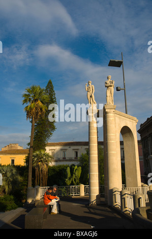Turista giovane nella Villa Bellini park Catania Sicilia Italia Europa Foto Stock