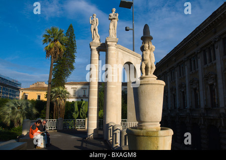 Turista giovane nella Villa Bellini park Catania Sicilia Italia Europa Foto Stock