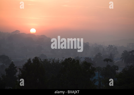 Alba sul quartiere Nyanama, Kampala, Uganda, Africa orientale. Foto Stock