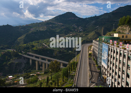 Lunga rampa vicino alla Autostrada Messina-Catania A18 autostrada E45 al di sotto di città vecchia Taormina Sicilia Italia Europa Foto Stock