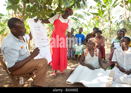 Gli abitanti di un villaggio di partecipare a un incontro di comunità di villaggio Buwanyanga - Sironko, Uganda orientale, Africa orientale. Foto Stock