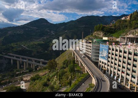 Lunga rampa vicino alla Autostrada Messina-Catania A18 autostrada E45 al di sotto di città vecchia Taormina Sicilia Italia Europa Foto Stock