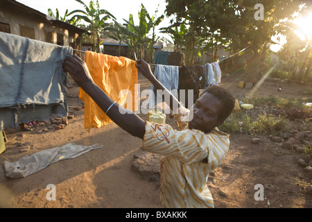 Un HIV positivi donna biancheria si blocca sulla linea fuori la sua casa di Mbale, Uganda orientale, Africa orientale. Foto Stock