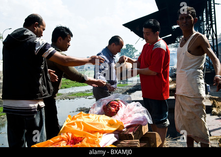 Un uomo morto è in procinto di essere cremato nel tempio di Pashupatinath nella valle di Kathmandu, Nepal. Foto Stock