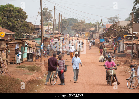 Una scena di strada in Oriente Wanyama, Distretto di Jinja, Uganda orientale, Africa orientale. Foto Stock