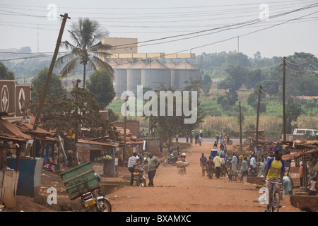 Una scena di strada in Oriente Wanyama, Distretto di Jinja, Uganda orientale, Africa orientale. Foto Stock