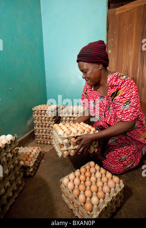 La sig.ra Rachael Mulongo vende uova nel distretto di Jinja, Uganda orientale, Africa orientale. Foto Stock